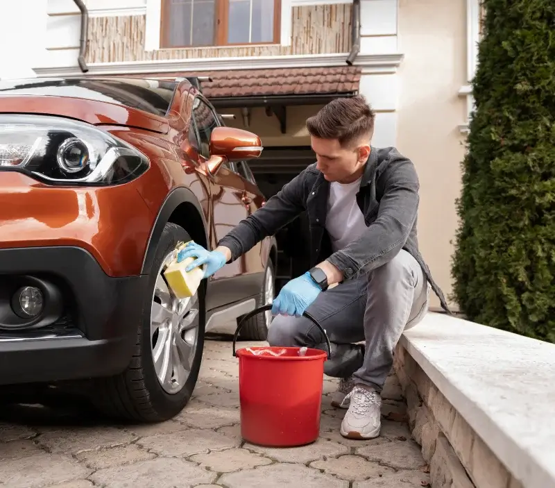 Lavage auto à domicile Saint-Gervais-d'Auvergne : professionnel intervenant sur un véhicule